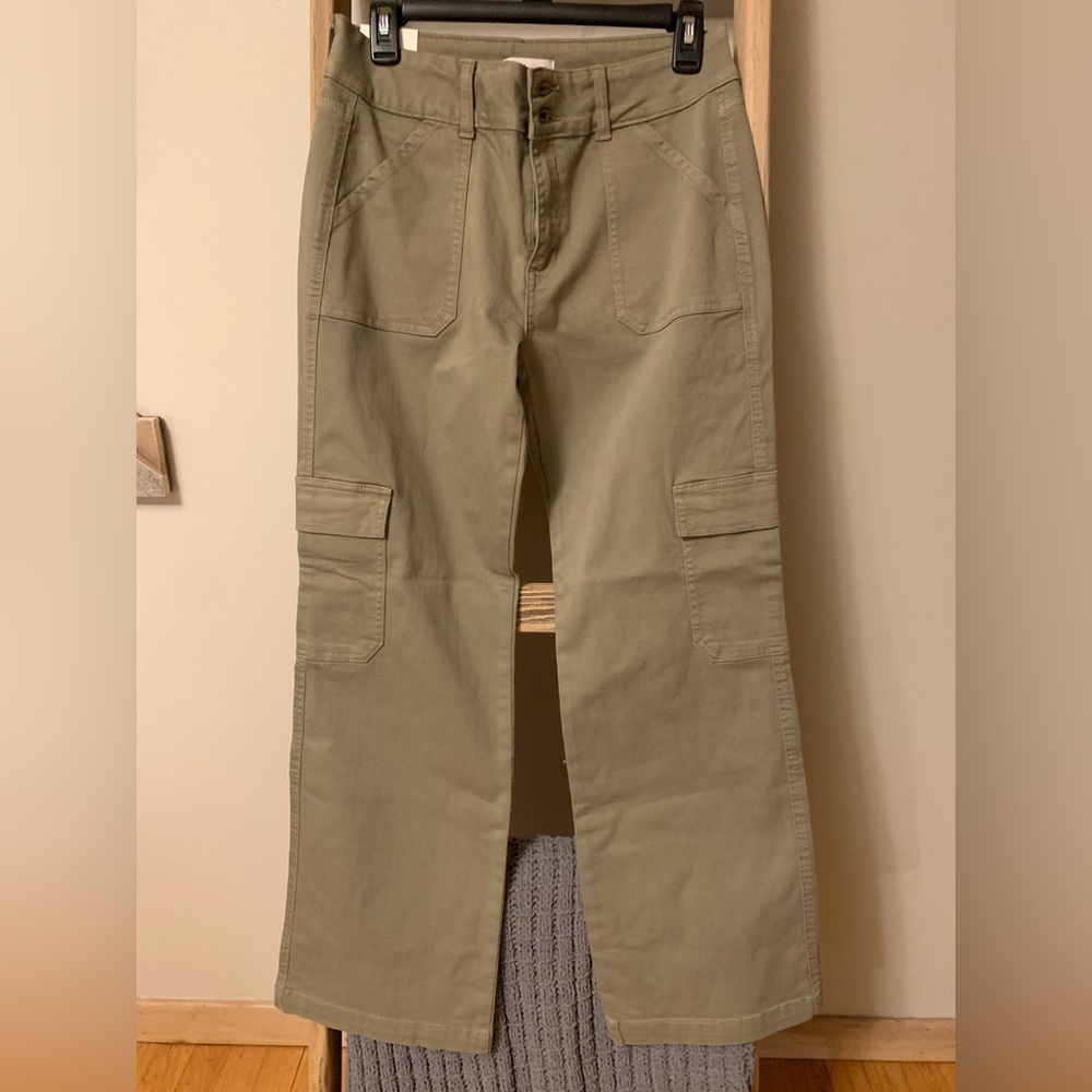 Sneak Peek Olive Pants with cargo pockets.  Size 9/29